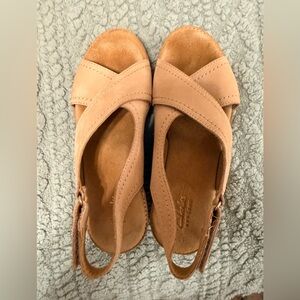LIKE NEW - Women’s Clarks tan cork wedge sandals - Size 7